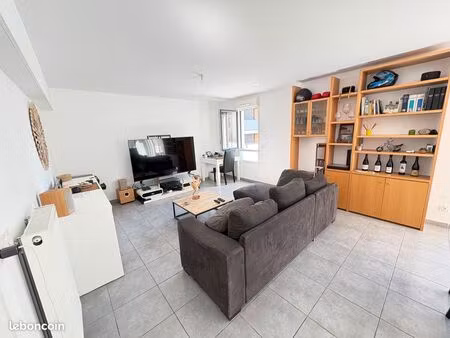 à vendre – superbe t4 transformé en grand t3 – 80 6 m² avec terrasse de 18 3 m² – saint-je