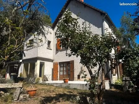 maison mitoyenne sur un côté à cusset – à remettre au goût du jour –