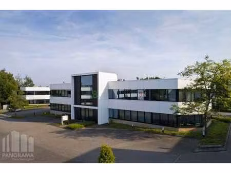 bureaux et entrepôts bénéficiant d’une visibilité depuis ...
