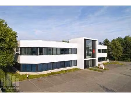 bureaux et entrepôts bénéficiant d’une visibilité depuis ...