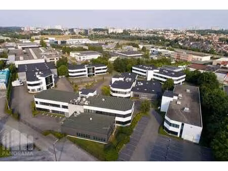 bureaux et entrepôts bénéficiant d’une visibilité depuis ...