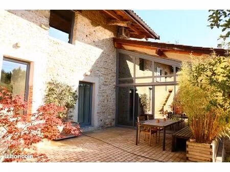 douvres (01) – une maison en pierres du xviiiᵉ siècle où l'ancien rencontre l'architecture