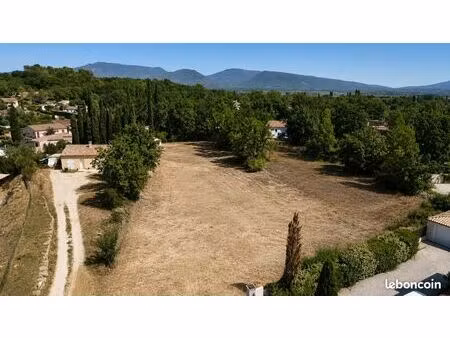 terrain plat viabilisé 1 263 m² – cadre boisé – néoules