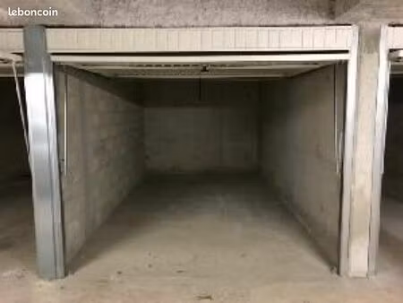 cherche garage  box  ou grange