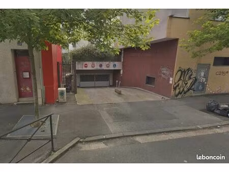 place de parking 12 m²