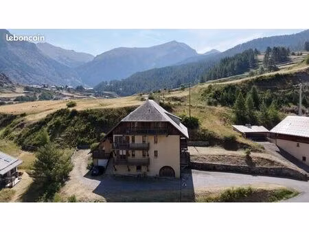 ancien hôtel au cœur du village de la station de crévoux