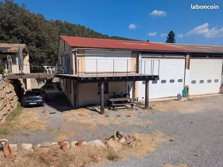 a vendre garage 600m² avec 3 appartements (260m² au total) et piscine + poolhouse