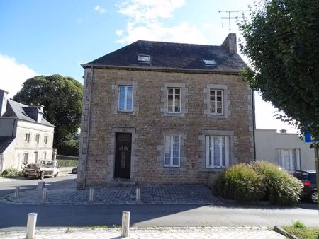 cotes d'armor saint nicolas du pélem  maison mitoyenne de 7 chambres au centre du village