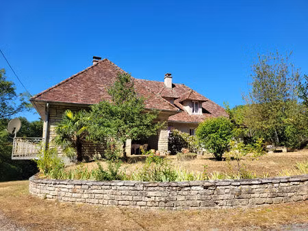 grande maison familialle avec dépendances et 2ha du terrain.