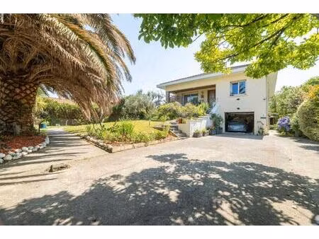 belle maison avec grand jardin arboré et garage