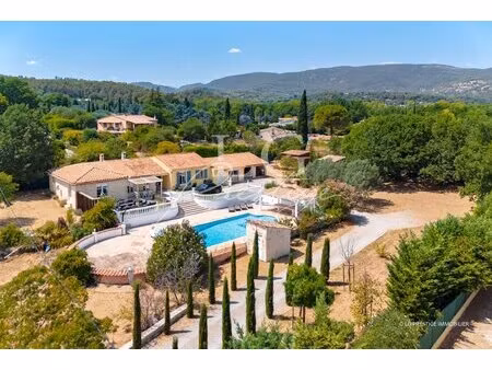 villa de plain-pied avec piscine avec 5 000 m² de terrain
