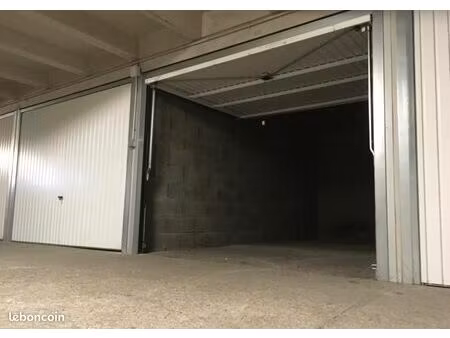 box fermé de 14 m² à louer – 7 min à pied du rer a noisy-champs