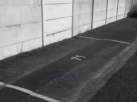 place de parking à 4 minutes à pied des quais de la gare