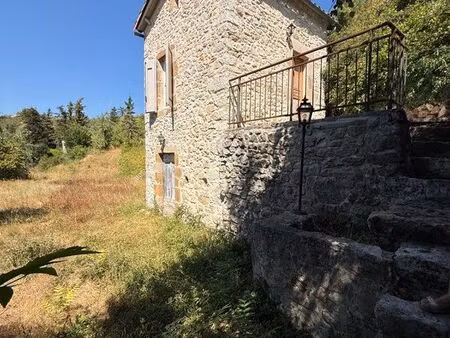mazet en pierre rénové – 4 500 m² de terrain – vue exceptionnelle sur millau – 99 000