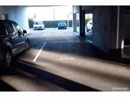 parking ombragé et sécurisé