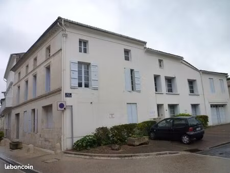 a louer en nu centre bourg 17120 cozes-. appart 1er étage de type f 3