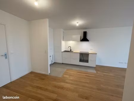 t2 résidence récente 44 m2 + balcon 5m2 + parking & cave en sous-sol