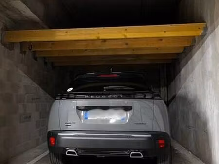 a louer _ grand box fermé sécurisé avec mezzanine