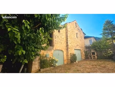 propriété: maison et dépendances avec pierres