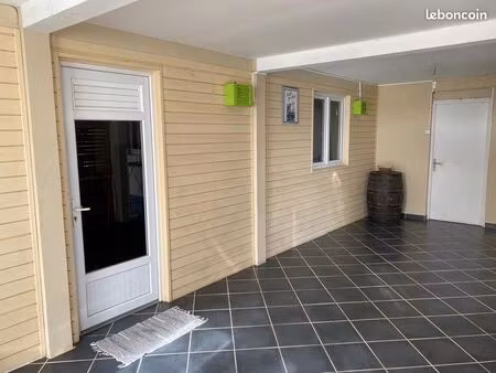 f2 meublé bas de villa _terrasse & parking _à ducos (beauville)