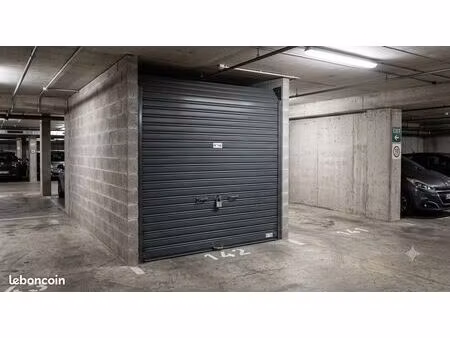 box fermé sécurisé 12m² – stockage / véhicule (résidence fermée)
