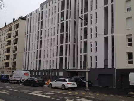 garage box fermé dans une résidence sécurisée