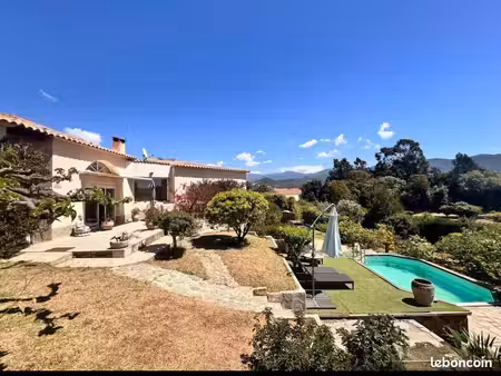 propriété 4 pièces 174 m²