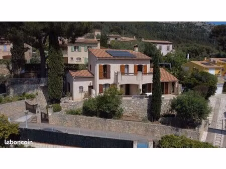 maison contemporaine avec un dpe b au revest-les-eaux (83200)  plein sud avec une très bel