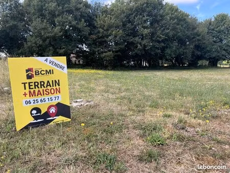 terrain à bâtir de 901 m2 au prix de 19800 à ruffec (16)