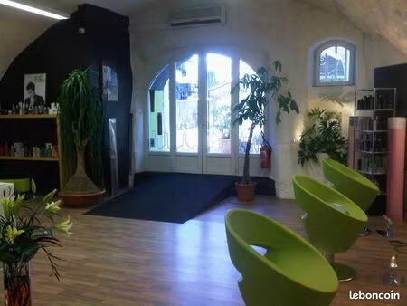 local vide salon de coiffure 110m2