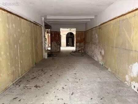 local 148 m²
