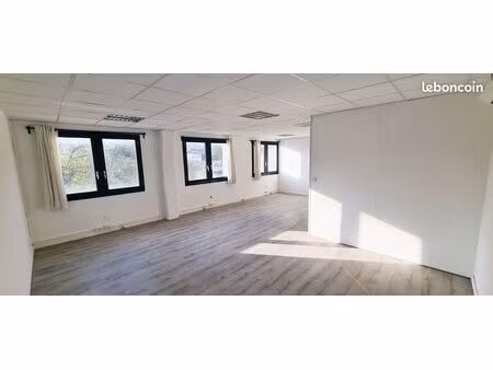 bureau 50 m² tout compris aubagne — élec  fibre  clim  parking fermé  alarme  taxe foncièr