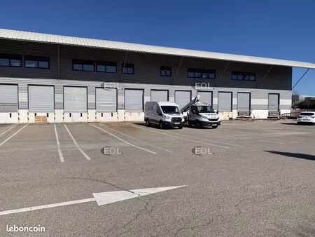 local logistique 2 200 m²