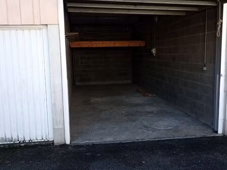 local box stockage entreprise particulier 25 m2 au sol +mezzanine 9 m2 avec électricité in