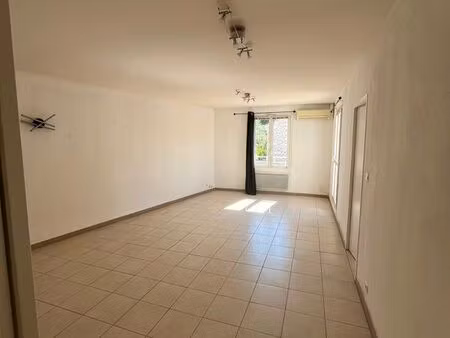 local professionnel 60 m² – centre médical – parking privé – arles