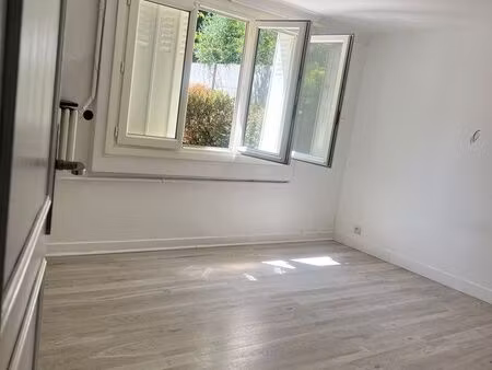 local professionnel – 2 bureaux + dépôt 30 m² + parking privé – livry-gargan