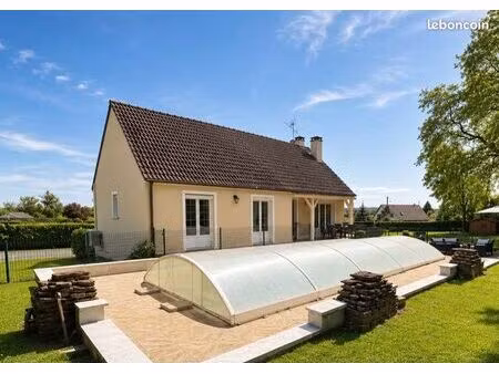 maison familiale avec piscine et grand terrain