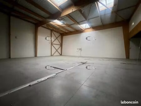 local d'activité 851 m²