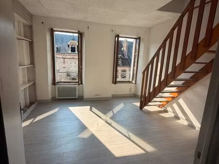 à louer – agréable duplex f2 de 41 m² – centre-ville de villeneuve-sur-yonne