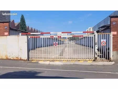 garage box fermé de 13.5 m² dans copropriété sécurisée