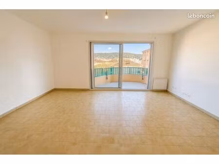 très beau studio avec cave et place de parking