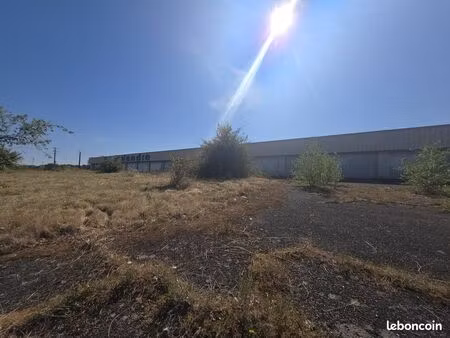 bâtiment à usage industriel et commercial de 1600m2