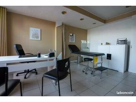 ⚕️ local professionnel 18 m² vitrine acces pmr
