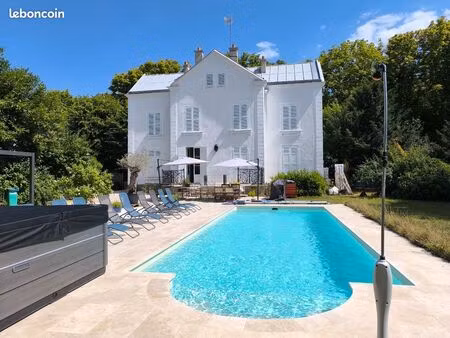 maison de maître 380m2 et 6000m2 de terrain a 300 du rer d et bords de seine