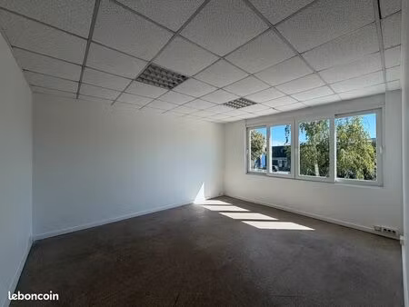 ensemble de bureaux/ surfaces d’activités privatifs à louer (68m²) – thiais (zone sénia) –