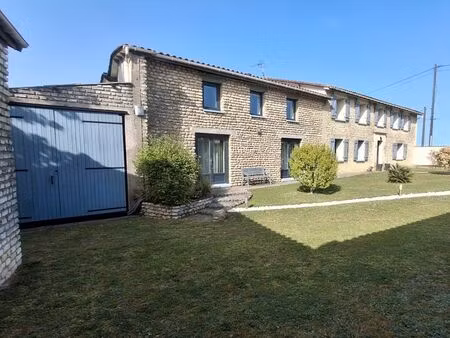 maison charentaise avec borne recharge elec et fibre