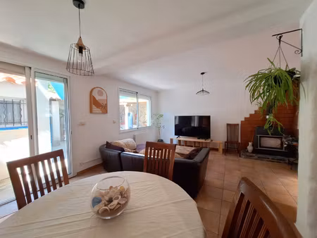 agréable maison de village avec garage et cour privative.