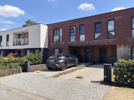 energiezuinige nieuwbouwwoning met zonrijke tuin en autos...
