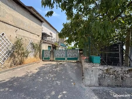 maison traditionnelle de 170 m² habitables + garages et dépendances