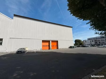 entrepot - logistique 2044 m² persan